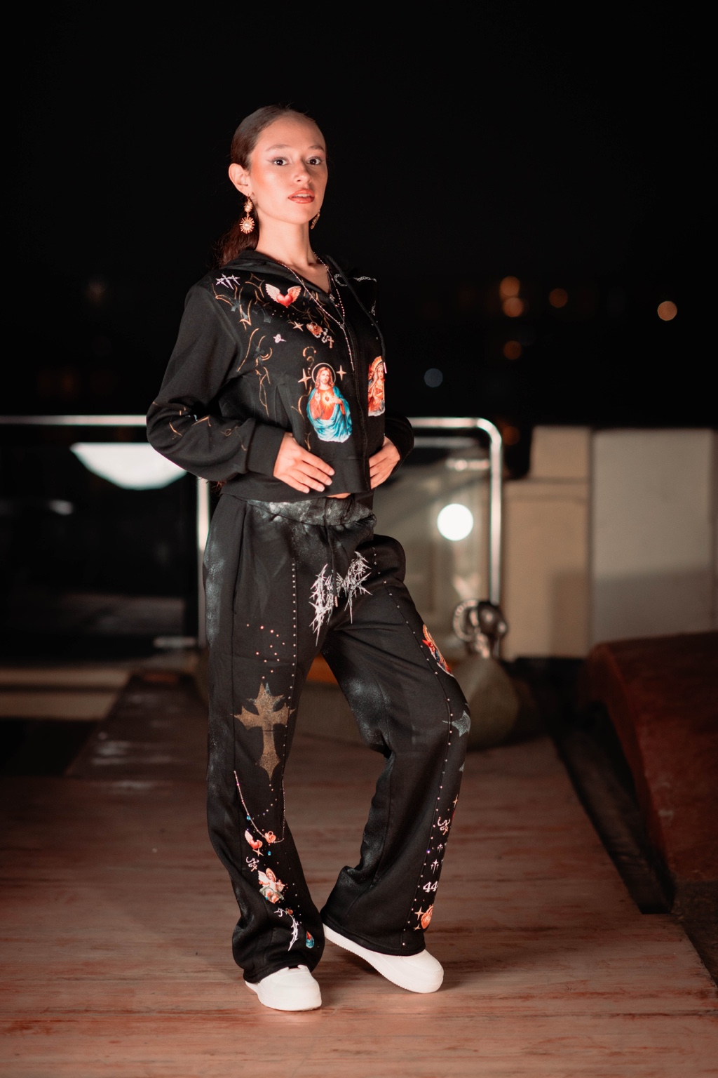 Saint in Black — vista lateral en modelo